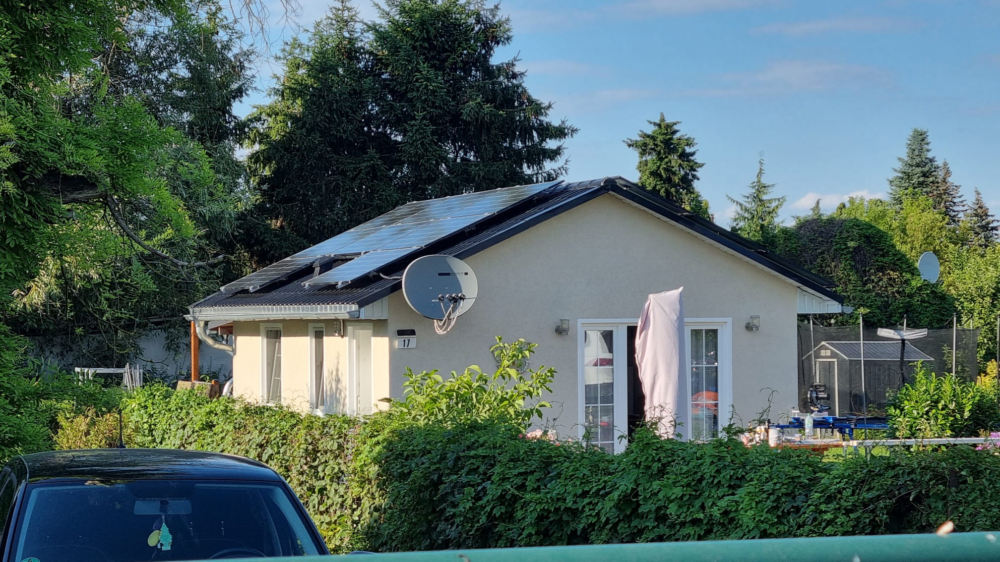 Solaranlage in Berlin auf einem Ferienhaus mit Satteldach für Andrè und Familie